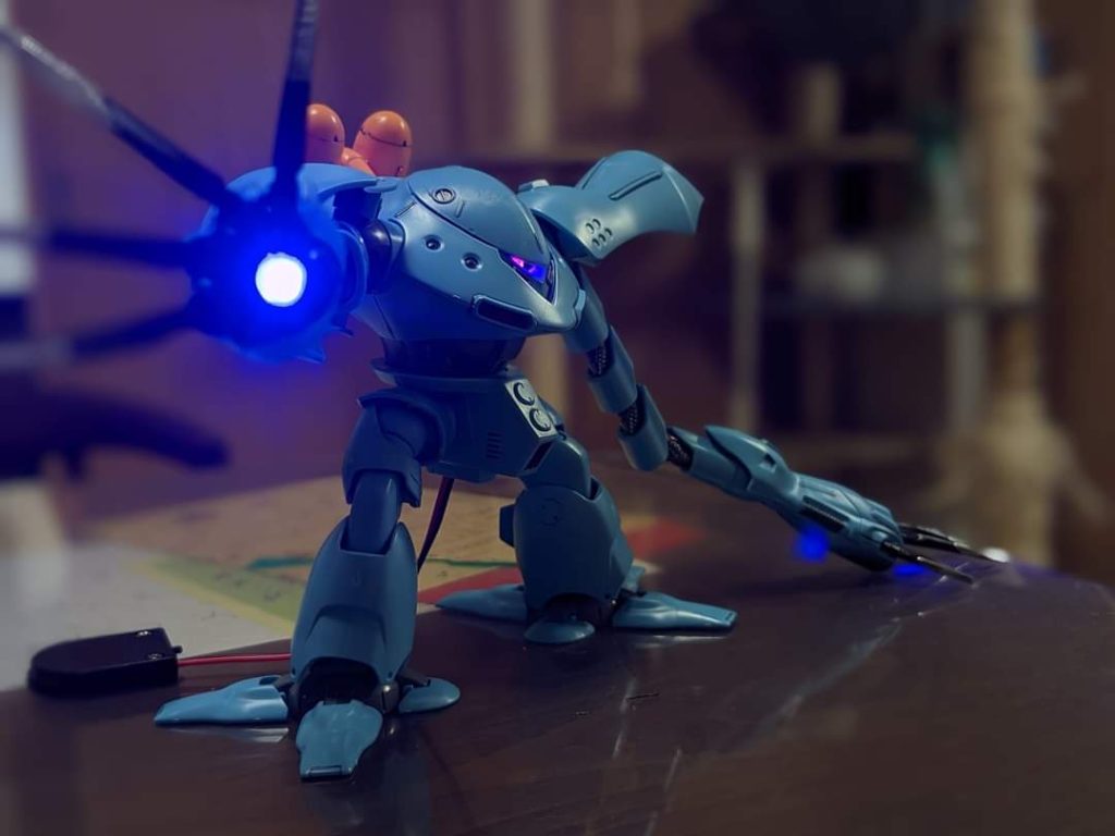 本当は内部電源にしたいのですが、スキルがないので外電源です。モノアイとビームも別々で点灯させたいんですけどね。