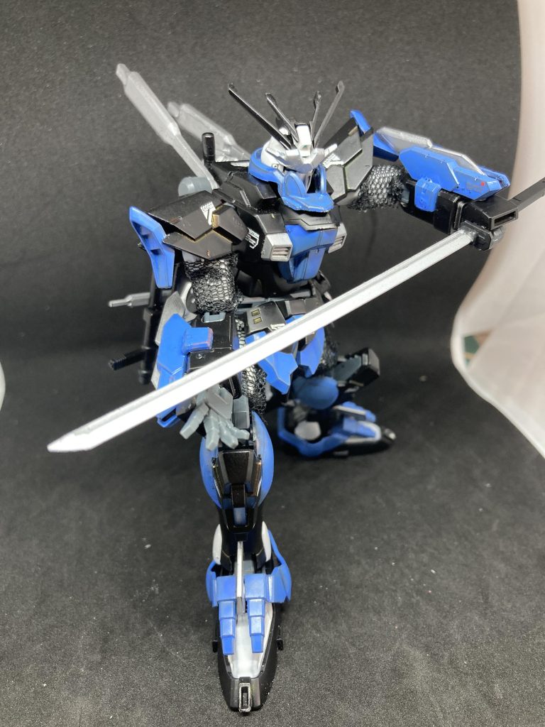 メイン武装は背中にマウントされている大刀