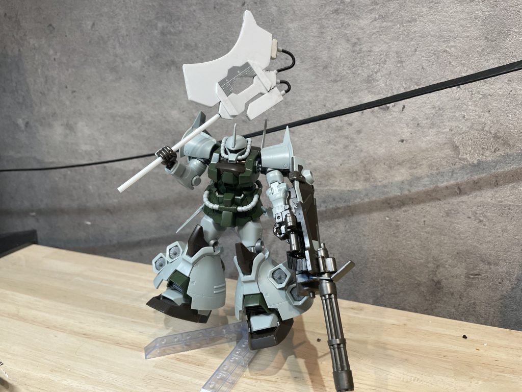 武器を使って持たせてみた段階。この頃はまだ持ち手がただのプラ棒だった。