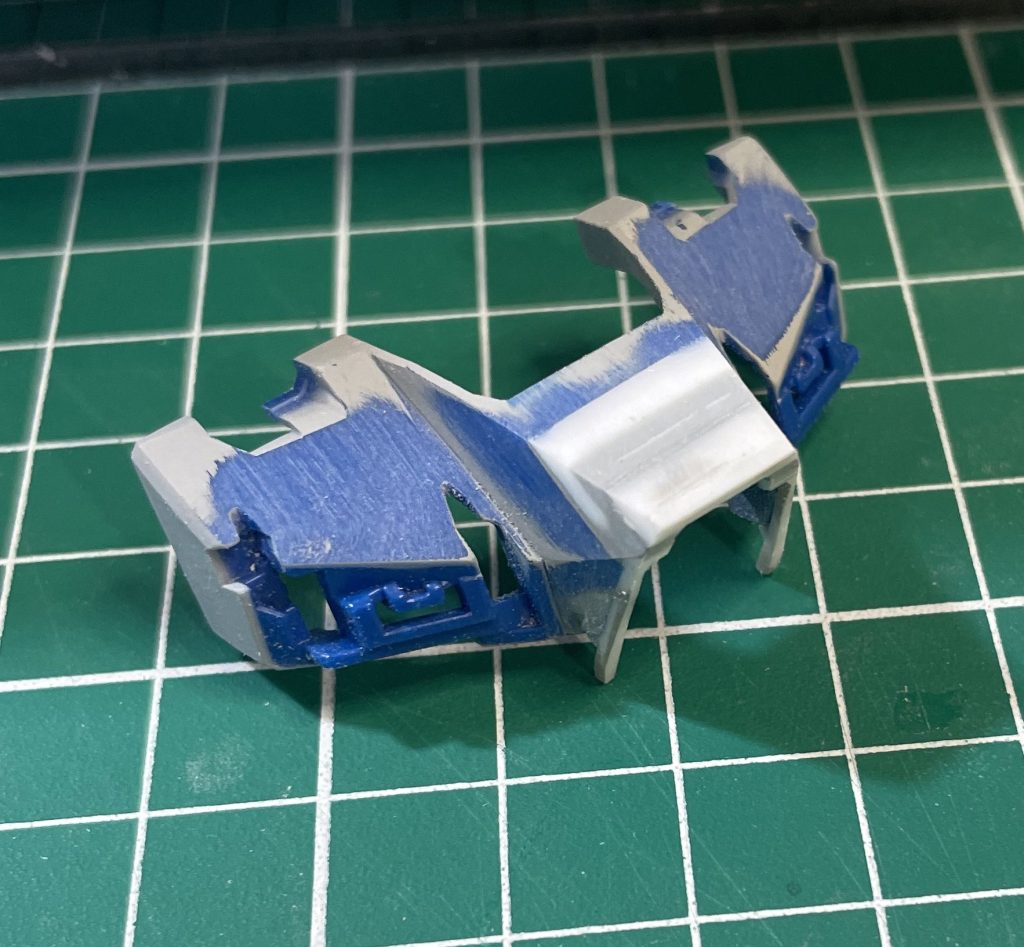 胸は両サイド、中央ともにプラ板でバストアップしました。