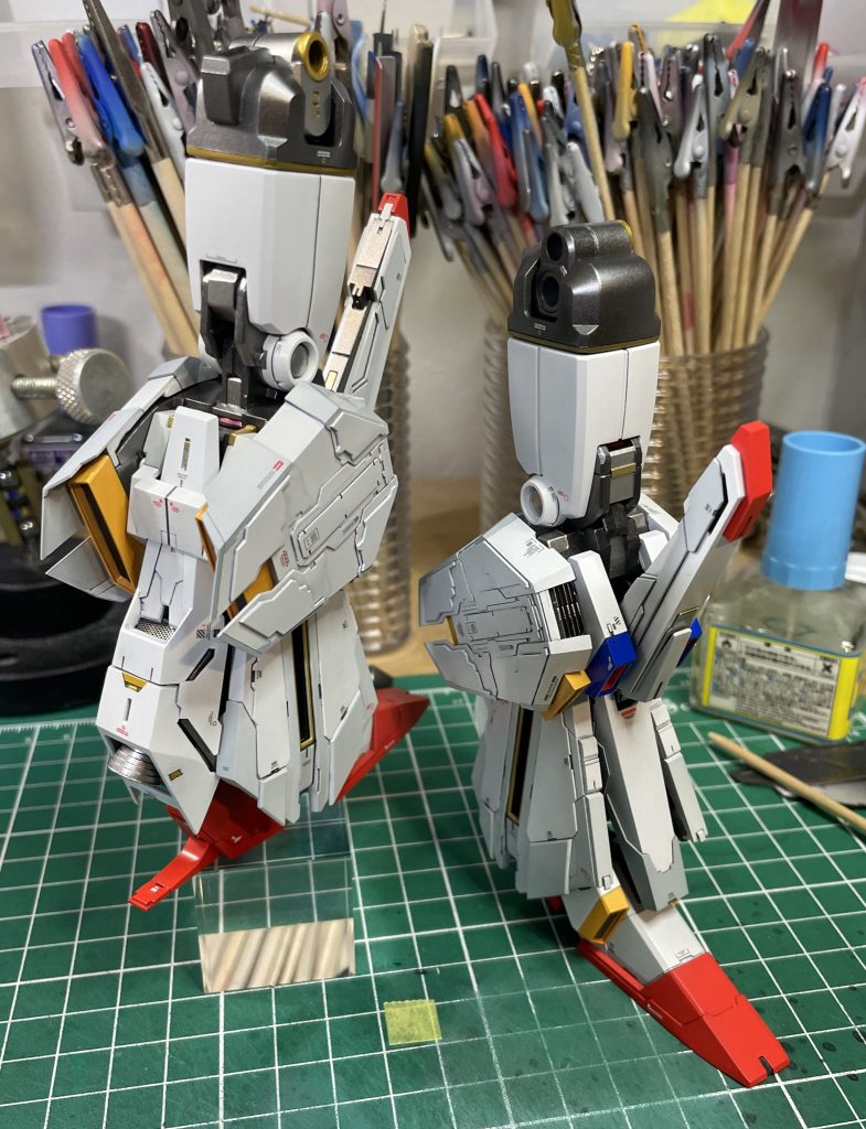 両サイドの膝カバーはグラディウスのボスキャラ（ビッグコア）をイメージしています。