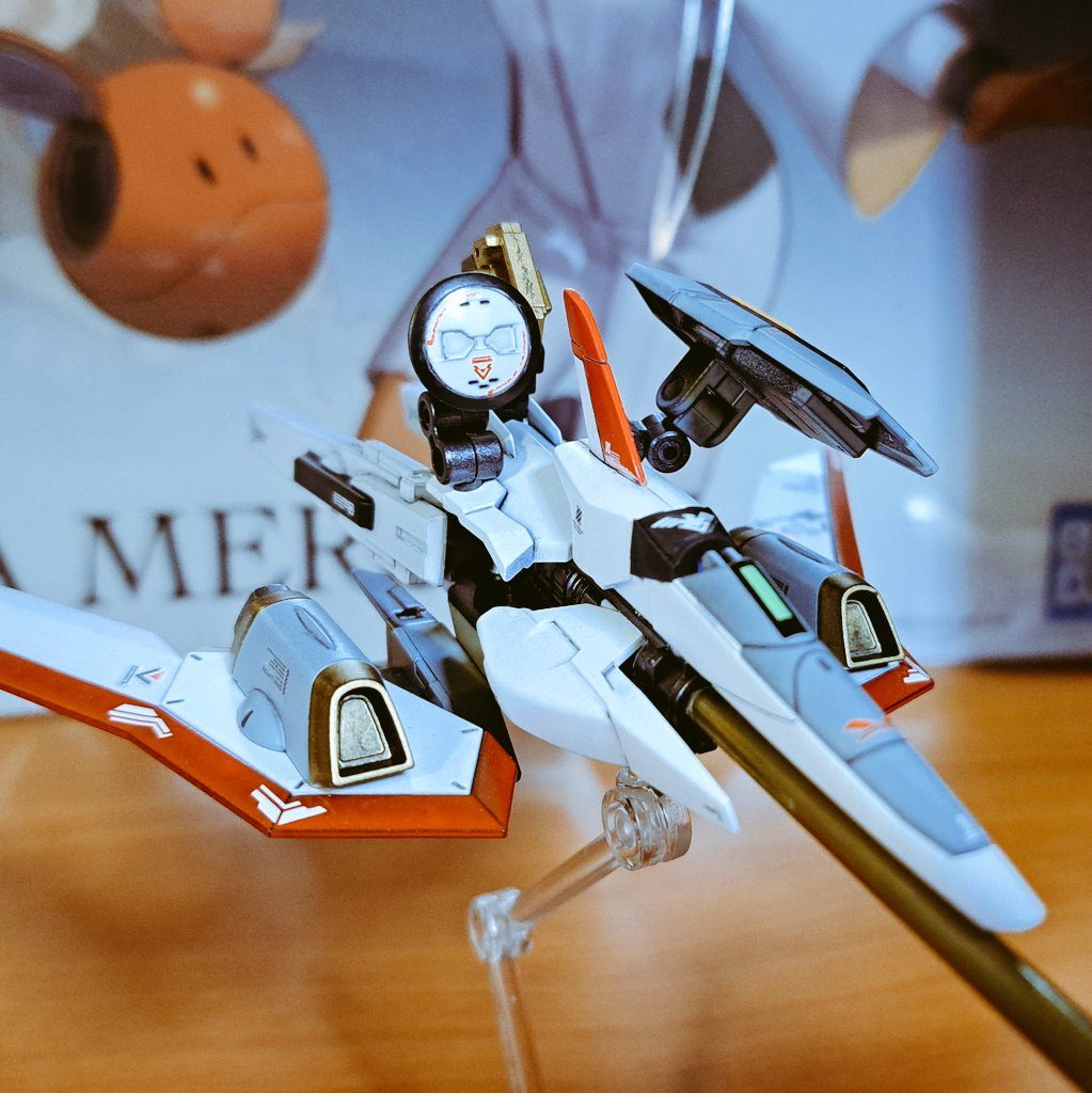 円形のレドームは以前バルバトスのオリジナル武器に使ったコトブキヤヘビーウェポンの余りパーツ。機首部分はこれまた以前作ったV2アサルトバスターの余剰パーツを組み合わせています。