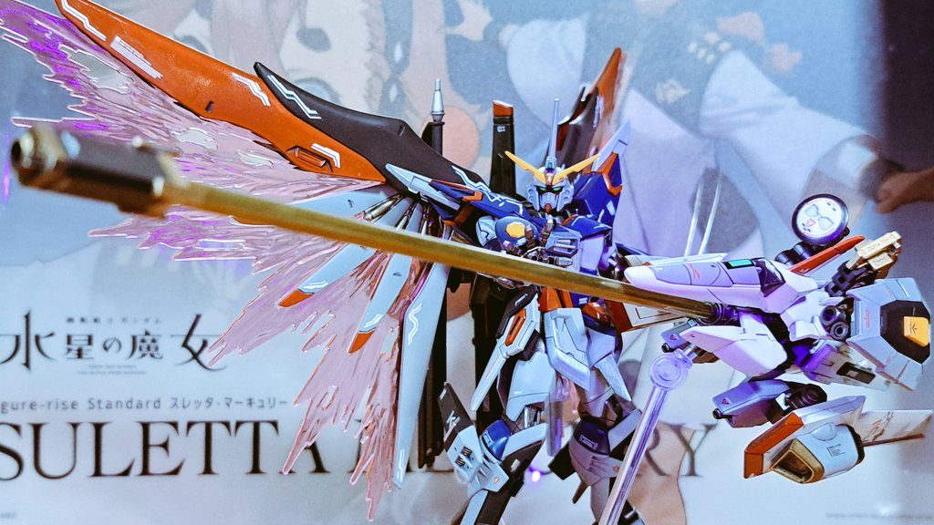 というわけで、ライフルフォームで装備。資料がROBOT魂のサンプル画像しかなかったのでグリップやトリガー周りがどうなっているのか分からず、近くに置いているだけです。