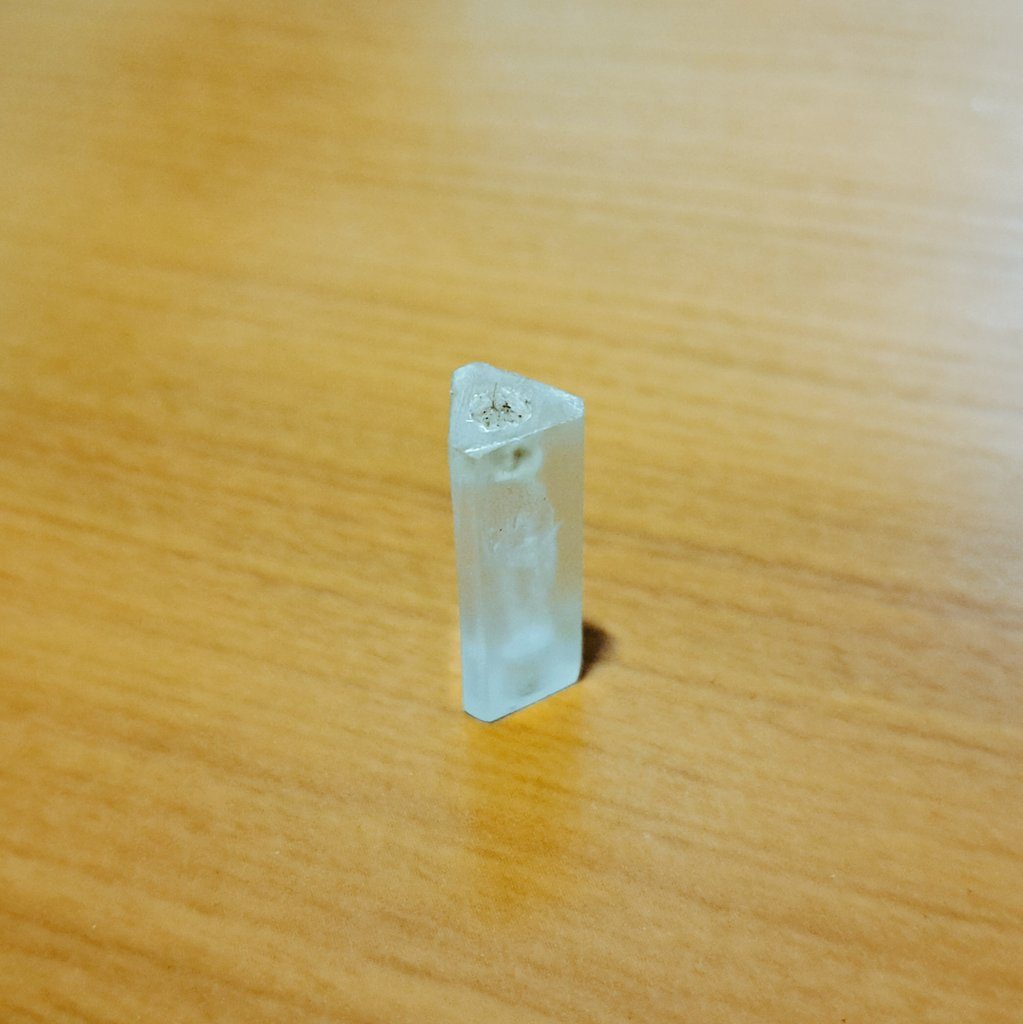 マズルパーツはUVレジンで自作しました。プラ板で三角錐の型を箱組みして流し込んだレジンを硬化、角をやすりで平らにして成型しています。