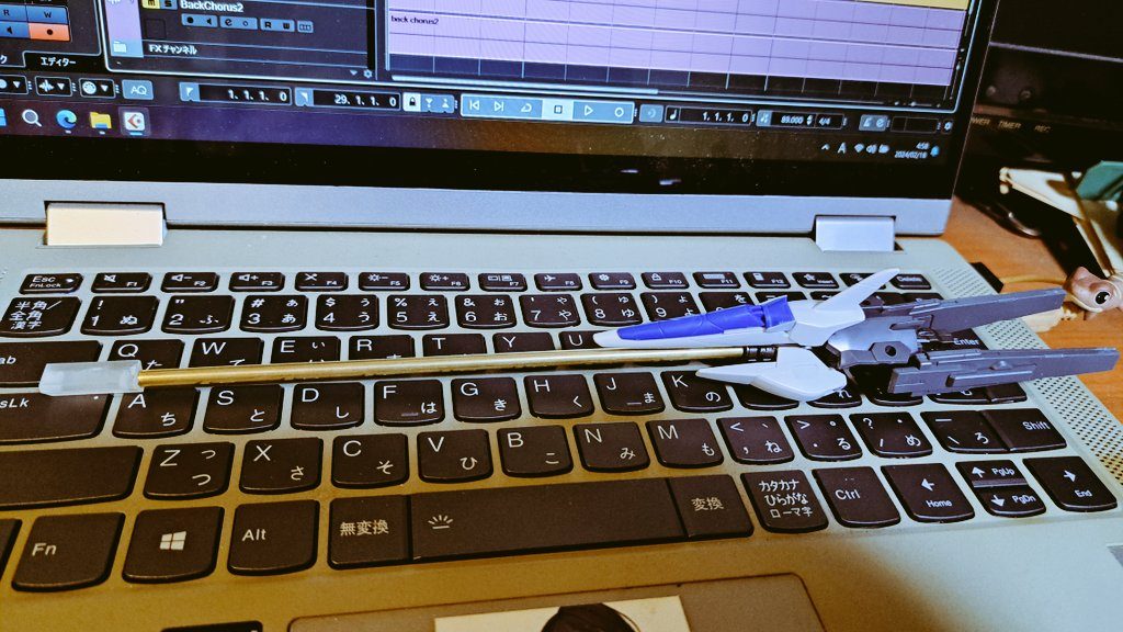 砲身に取り付けるとこんな感じ。この時点ではえらい貧相ですね。ディスプレイに見えているのはCubaseの画面。そう、実は僕はボカロPなので、よかったら音楽も聴いてみてください。(唐突)ロップ ◆ 歌うボカロP - YouTube