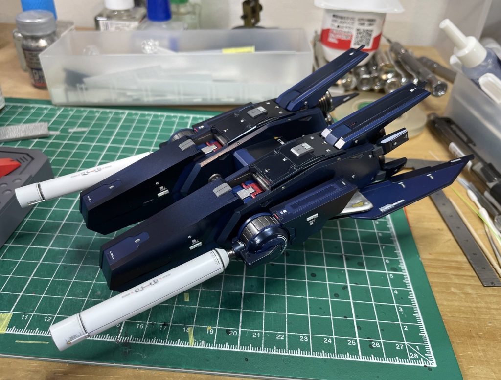 バックパックは全体的にプラ板で覆うようにデティール追加しました。ウイングはプラ板でスクラッチビームサーベルは根本以外は３種の丸棒で作成