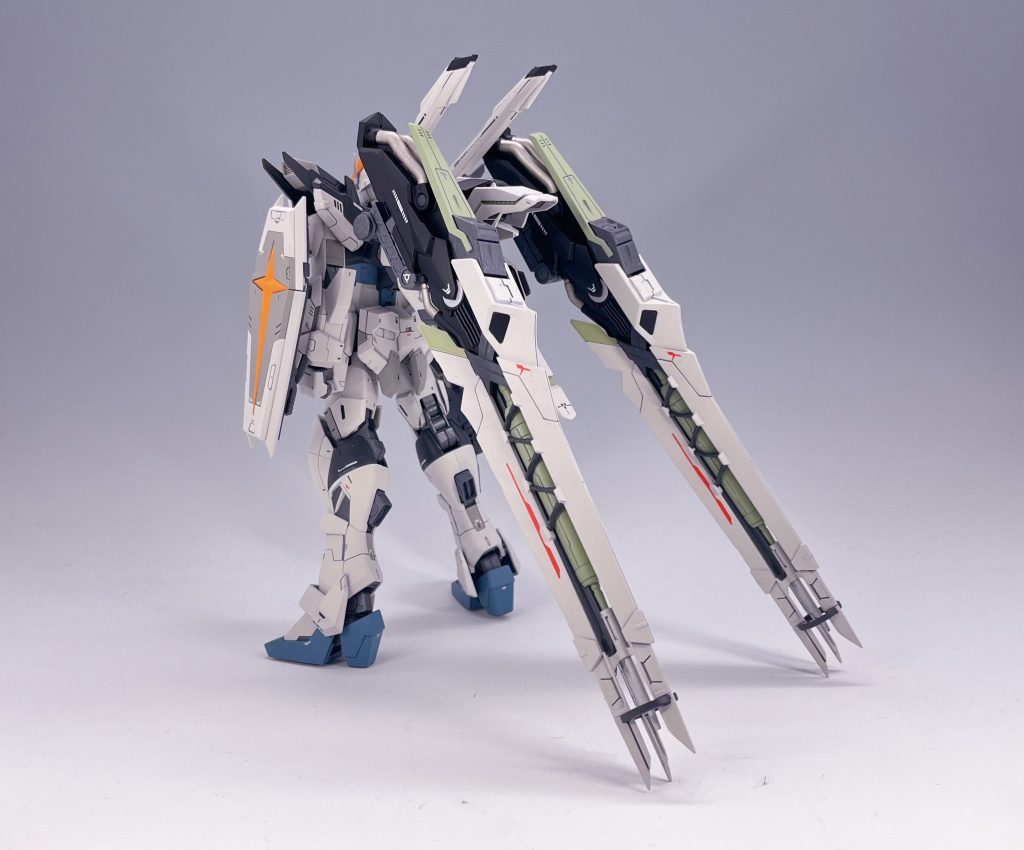 各面からバックパックが長くてでかくて重いカラーリングはブラストインパルスから彩度を落としたイメージにしつつバランス取るため肩等の緑はグレーに変更黄色をどうするか悩んでブリリアントオレンジにしたけど寒色の中に暖色で正解だったかなと