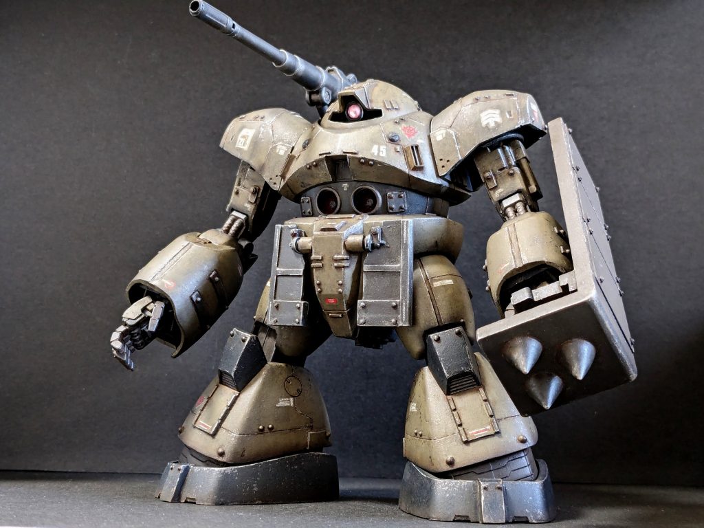 【正面】兵装は腰部のメガ粒子砲に加えてキャノンとスパイクシールド。陸上で使わない魚雷発射管は鉄板でふさいでしまっています。股関節部が晒されないようフロントスカートを現地で後付けした感じに。