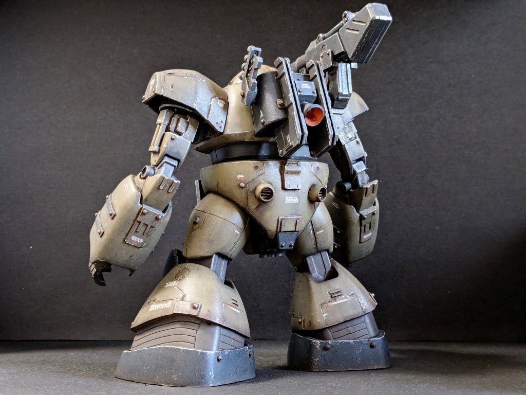 【背面】ジェネレーターの冷却のために、バックパックに放熱フィンと臀部に排気口を配置しました(設定意図は若干くどいので末尾に後述)。