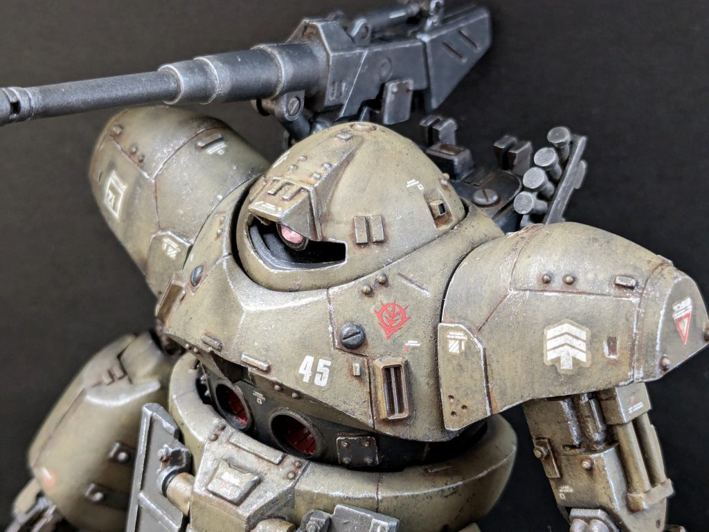 【上半身】モノアイレールは高さ・幅を詰めた上でバイザーを追加。頭部は本体に穴を開けて低くなるよう埋めました。個人的に陸戦型では必須のスモークディスチャージャーも左肩越しに配置。