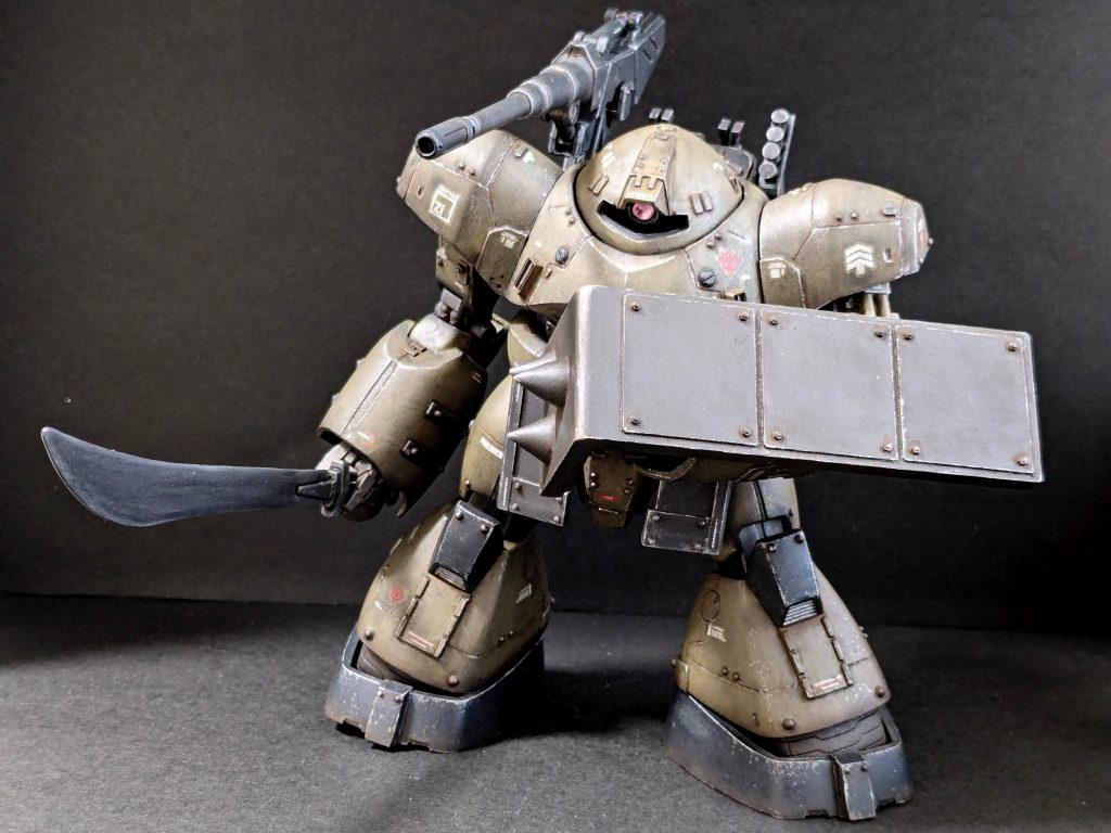 キャノンをぶっ放しながらズンズン前進する図。メガ粒子砲部分の装甲の薄さがネックと思いつつ、開閉式はスペースの都合から断念したので、シールドで隠しながら進むという設定に落ち着きました。