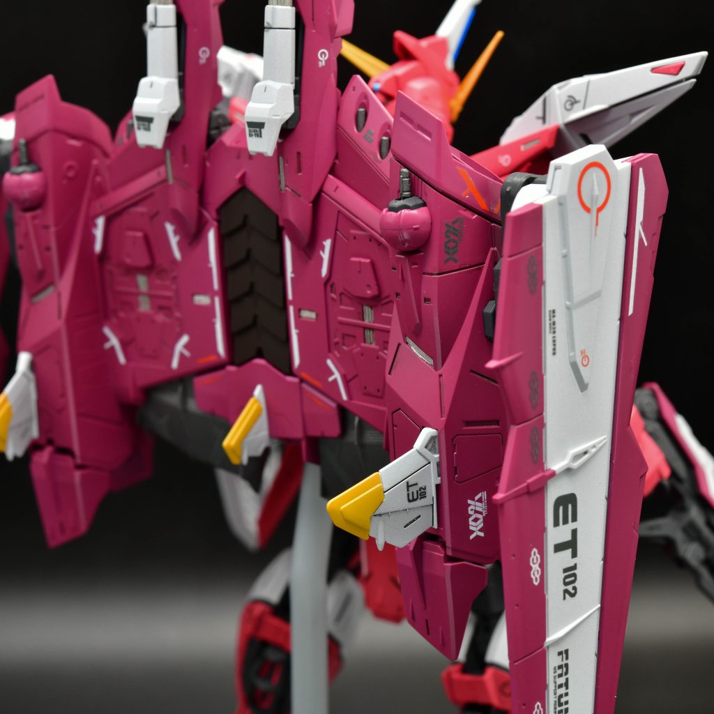 背部のファトゥム-00はパープルにシャインレッドを混ぜてニュートラルグレーで調色しました。クレオスのシャアレッドが近い色ですがこちらの方が発色が良かったです。