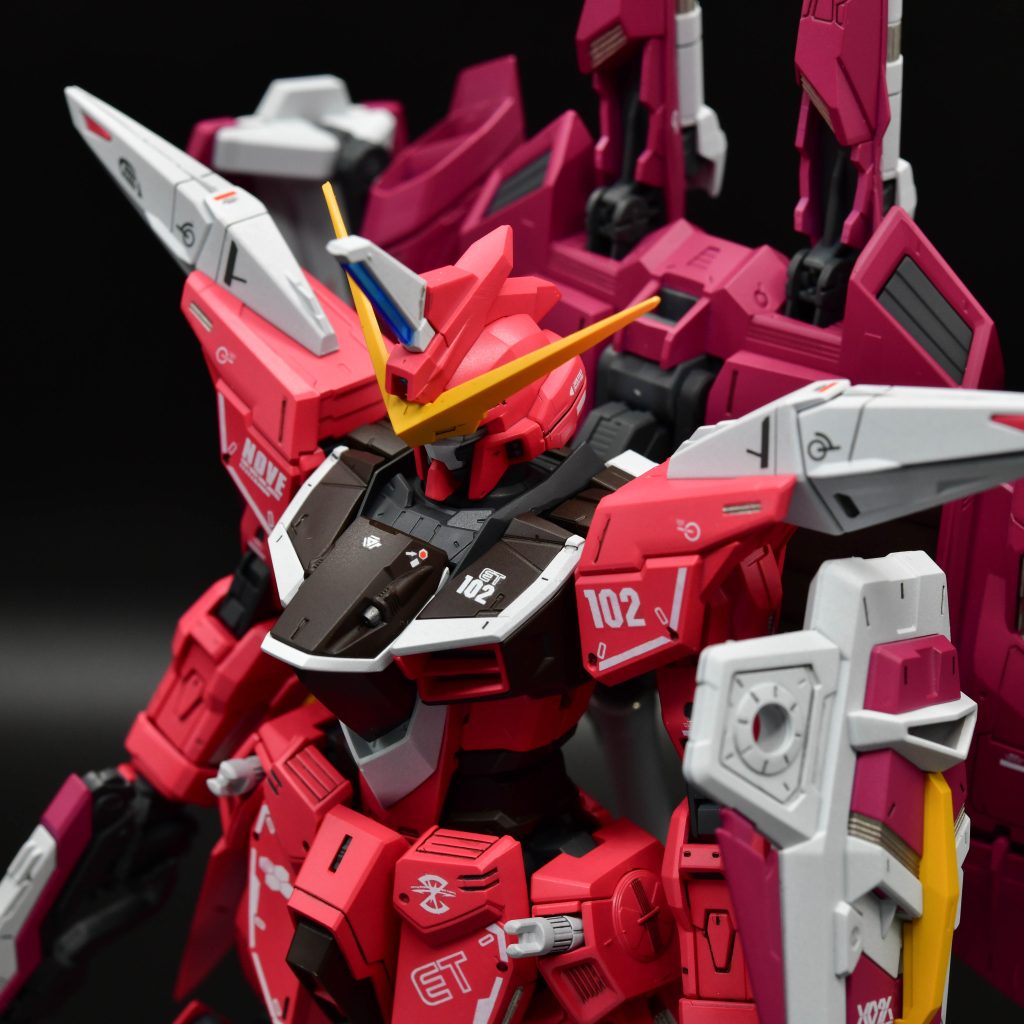 胸部はブラウンとサフェーサーブラックを混ぜて、サフ無しで直接塗ってみました。工程が減る上に綺麗な塗膜になったと思います。