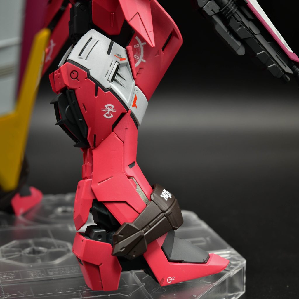 脚部は脛から脹脛にかけてのラインモールドや各所のモールドをダークグレーで塗り分けて、引き締まった感じを出しました。