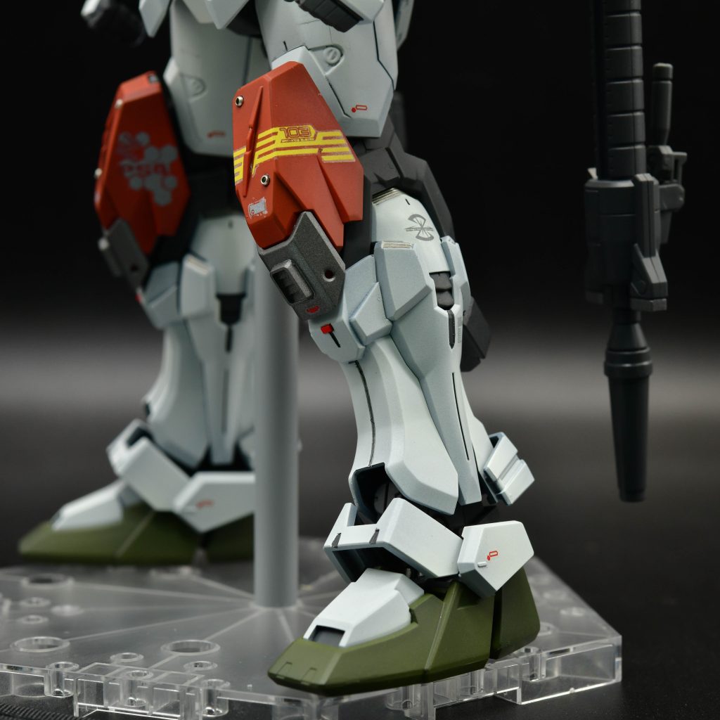 膝や肩の丸モールドには潰し玉を貼っています。膝の装甲にはディテールアップでアクセントを付けています。