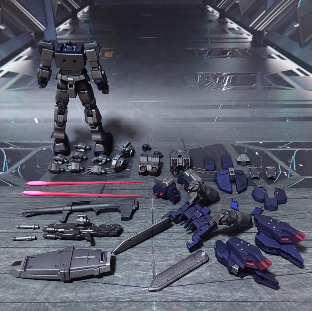 付属品一式。■塗装レシピ銀：黒サフ→シャインシルバー→つや消し青：黒サフ→シャインシルバー→ディープメタリックブルー→つや消し赤：黒サフ→メタリックレッド→つや消しグレー：黒サフ→ガンメタル→つや消し関節等グレー：黒サフ→ブライトガンメタル→つや消しビームライフル、バックパック等黒：黒サフ→メタリックグレー→つや消しシールドジョイント：黒サフビームサーベル刃エフェクト：先端側にメタリックレッド→根本側にMSホワイト→全体に蛍光ピンク金属パーツ：メタルプライマー→クリアレッド→つや消しセンサー類：キット付属シール、市販シール素材を使用その他部分塗装、墨入れ：ガンダムマーカー各種