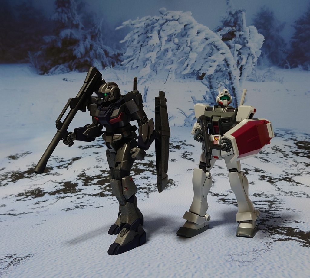 “RX−81”、テスト中の風景…“新型、ねぇ……マイナーチェンジしたジムにしか見えないけどなぁ”“こいつはジムじゃないよ、“ガンダム”さ”