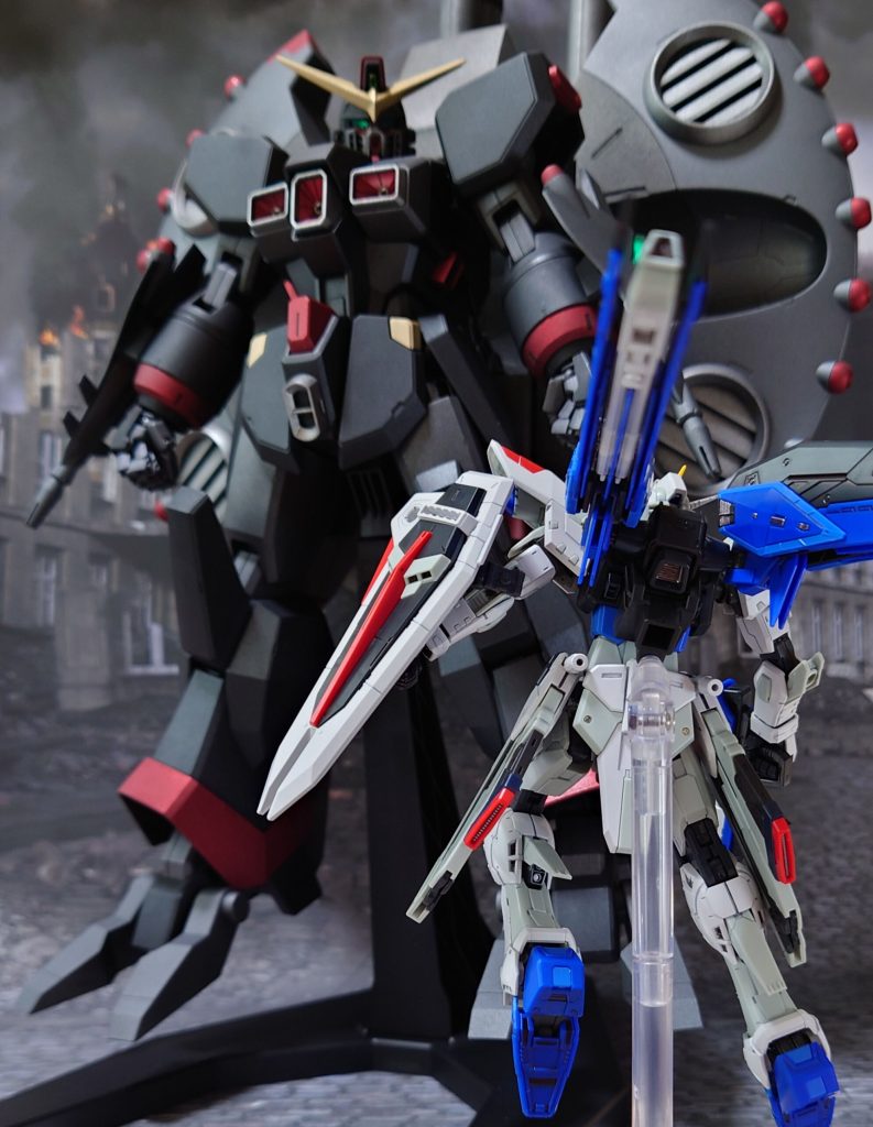 “なんだろうと……私はアアァ!”戦場に飛来した“フリーダム”の前で、“デストロイ”は変形。その異形の顔を晒した。