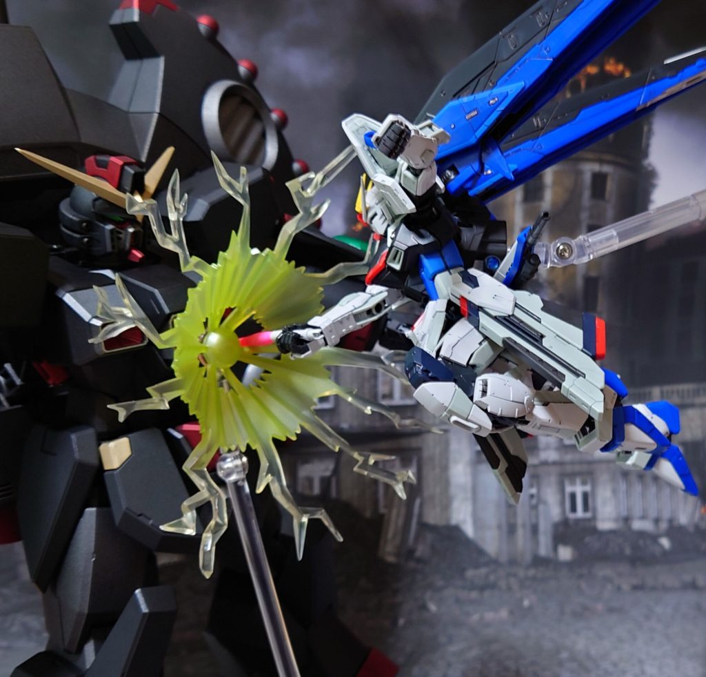 “やめろぉっ、もう!”“ああああっ…”混乱した“デストロイ”は、もう止まれない。“破壊”は破壊される以外、救いは無いのだ。