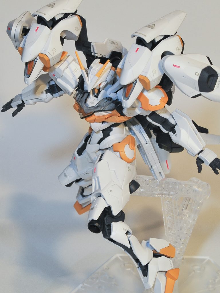 塗装は白サフ、ライトサフの幾つかを試したのですが、なぜかちょっとした刺激で剥がれまくったので、再塗装に苦戦しました。カラーリングは、メカニカルな考えを一回捨てて、書籍に合わせてみようというアプローチで決めました。今回は近内悠太氏の『世界は贈与でできている』です。