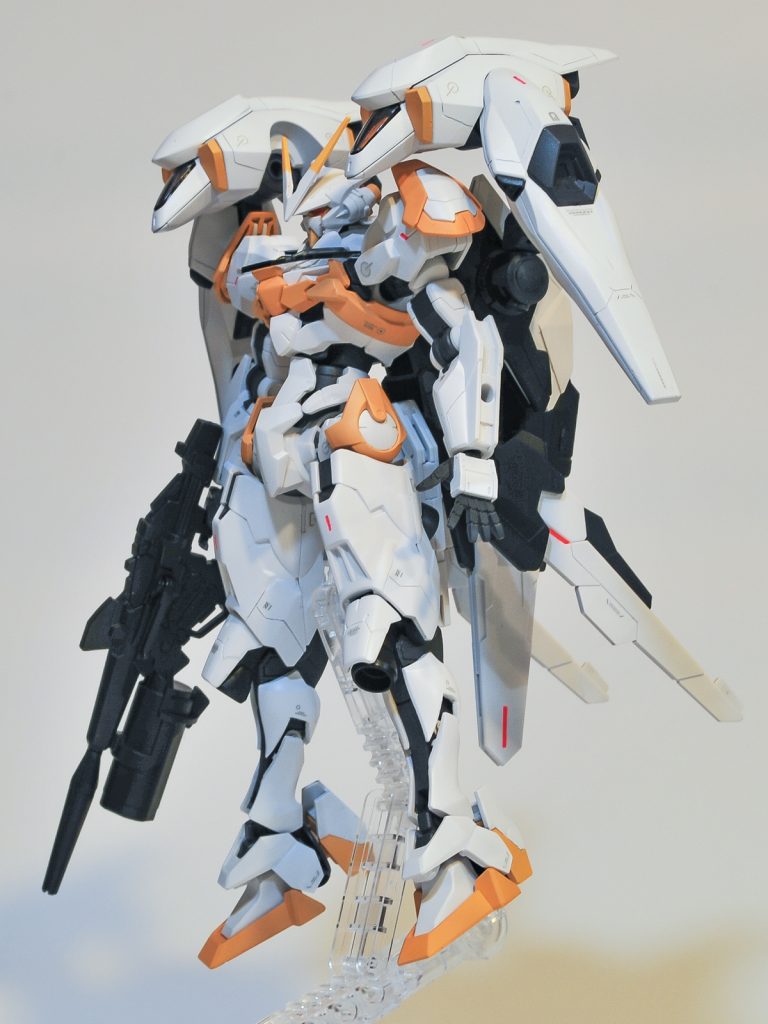 素体で腰重心の女性モデルのようなS字立ちができるキットだなと思ったのですが、きっとデザインの段階で、マッチョなガンダムではなく、主人公の母娘にあわせたデザインコンセプトがあったのだろうなと鑑みています。ただ、ルブリスの頭が少々大きいのが気になったので、ちょうどサイズ感が合い、シャープなデザインのガンダムヘッドを載せました。