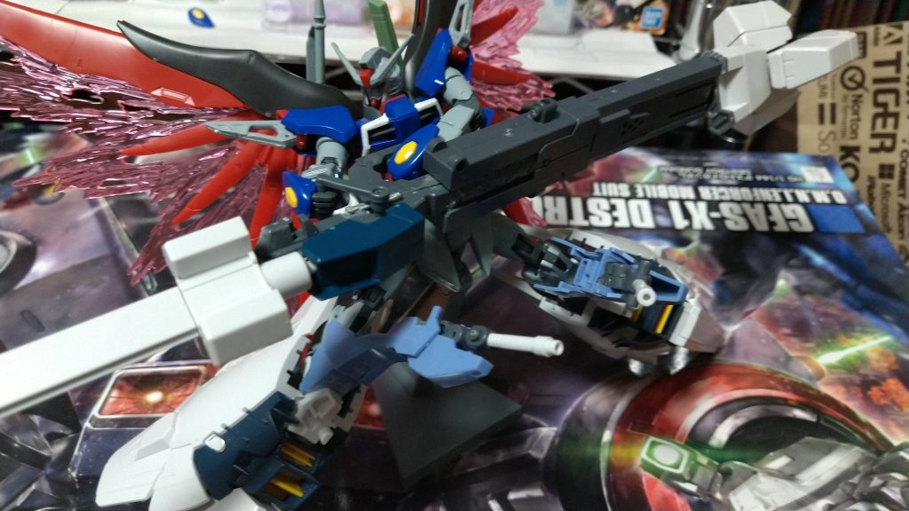 脚部ブースターは発射後電力を大幅に使ってしまう為燃料タンクが技術進歩により小型化且つ大容量になりその分大型のコンデンサーを2基搭載した。これによりバッテリー式のMSは電力消費の大幅なパワーダウンを起こさずにコンデンサーからある程度の電力を確保できるようになった。