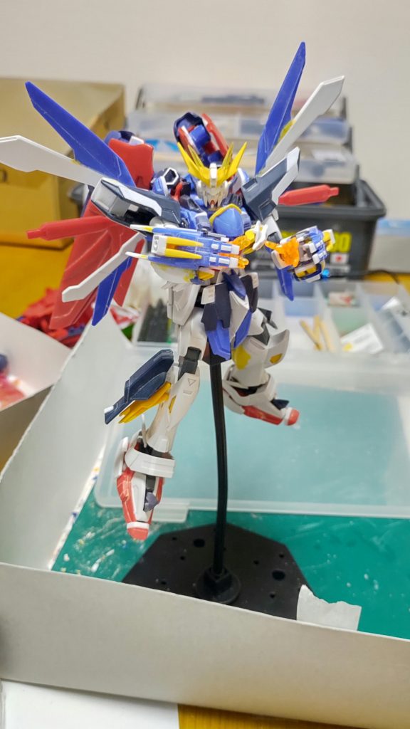 完成後に石破天驚拳取り忘れたのでこちらを一枚。塗装下手すぎてこのままのほうがカッコいいかも?手甲にF91の膝裏を移植。フィンは逆付けしてます。開閉もできます。足のつま先を可動化。手甲の中にDXのラジエータープレート仕込んだんですが全くわからないですねw