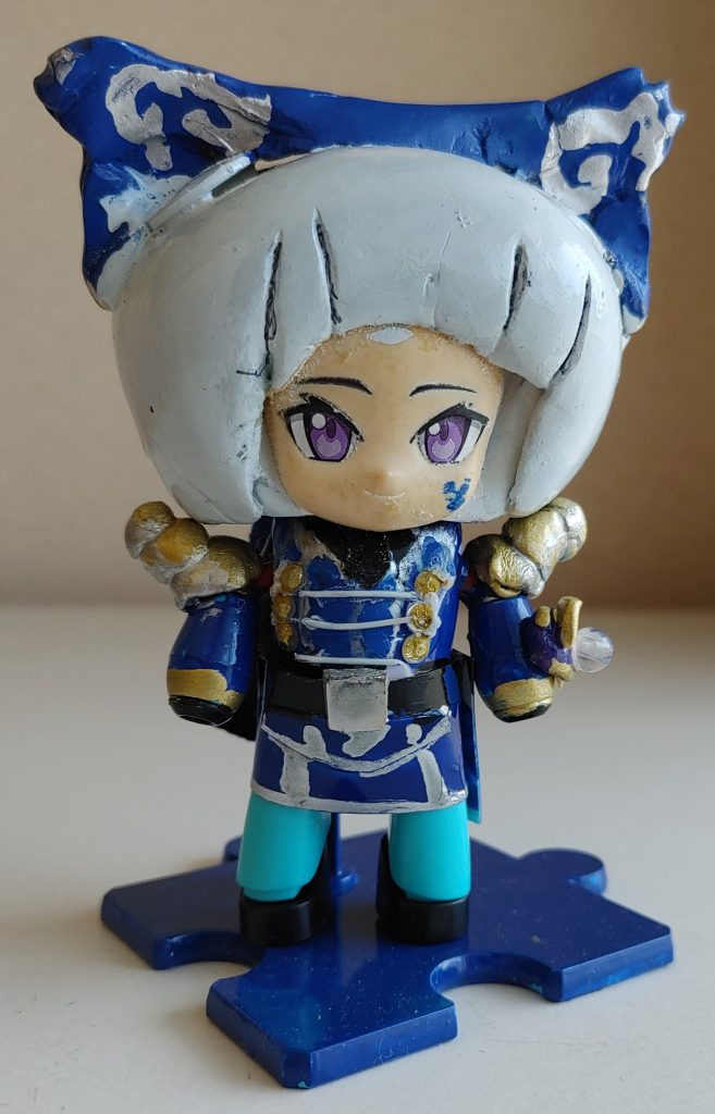 正面。いつも通りに、、顔はあやめ。エポキシパテに、プラ板のスカート。胸元の紐?は、針金。脚は、プチの寄せ集めで、成形色のまま。 頭の飾り?は、プチッガイ ワンワンホワイト&ドッグコスの耳を芯に、エポキシパテで飾りを再現。
