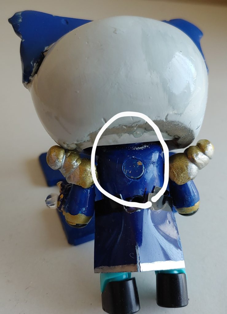 マントをくっ付けられる様に、背中には、ネオジム磁石。