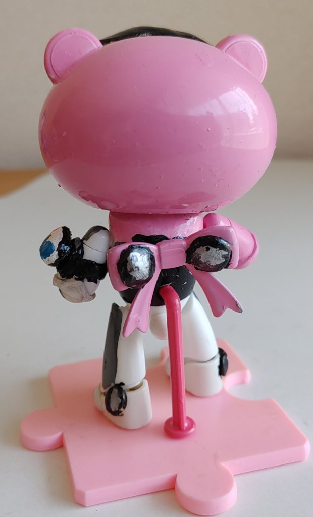 後ろ。　　通常、プチ×戦隊の女性キャラクターには、リボンを付けますが、そのままだと、背面のエポキシパテ製タイヤがリボンに被るので、リボンに接着(*´∀`)♪