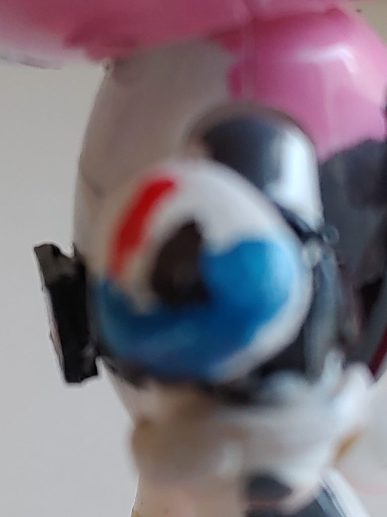 変身アイテム、ブンブンチェンジャー。外して変身したりするので、見えるチェンジャーにはネオジム磁石をエポキシパテに埋め込み成形。リストバンドには、ホチキスを。