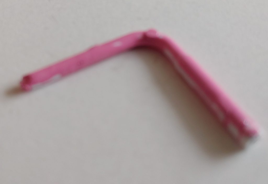 プチ付属の支え棒だと、サムネイルのボージングが出来ないので、ランナーで、ポーズ専用の支え棒を。