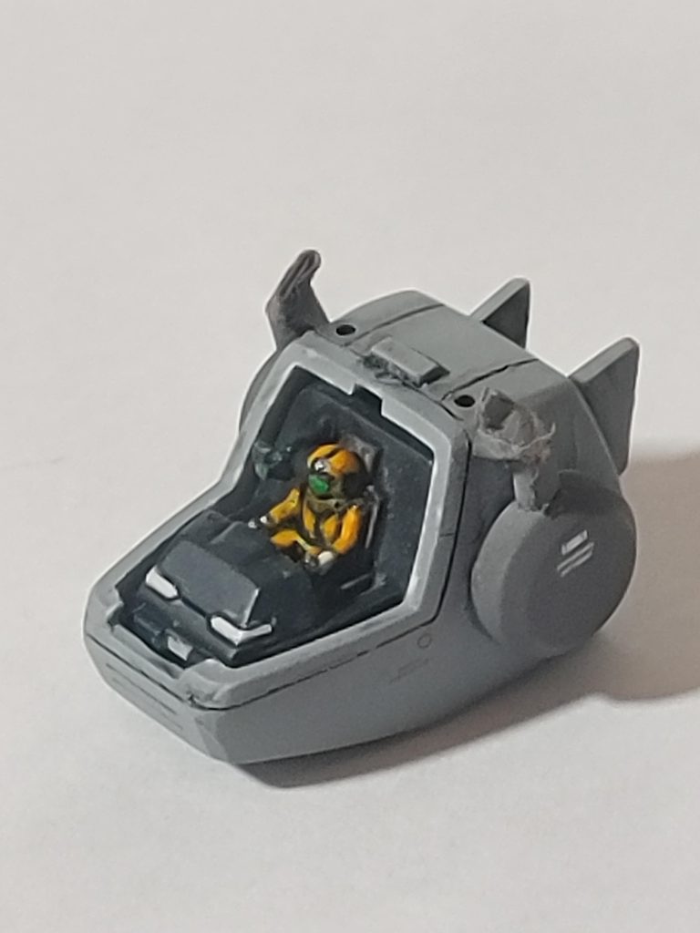 一応パイロットとコクピットも塗ってます。(拡大しないでね😭)パイロットが某ブロックの様だったので、肩をデザインナイフで少し削ってなで肩にしました。背部にスコープらしきディテールがあったので、削ってアルミ線とプラ板でパイロットの前にスコープを立体化してみました。