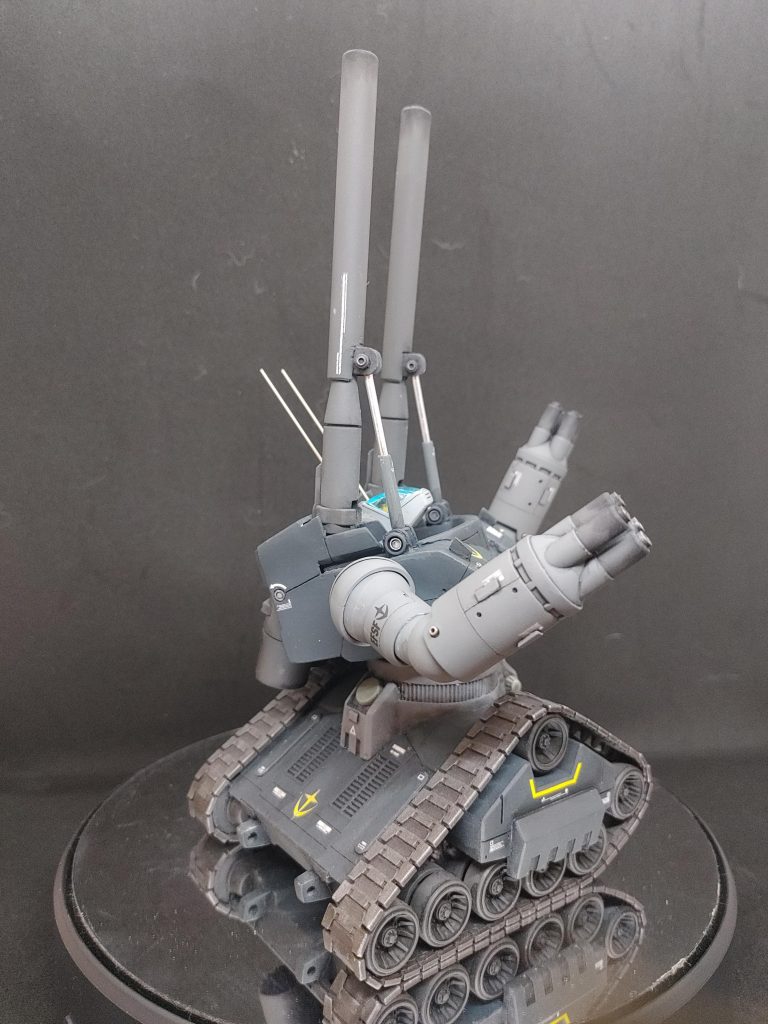 ガンタンク、初期型、量産型のあいのこみたいなイメージで作ってます。ガンタンク初期型とのミキシングは予算も勇気もないので自作で頑張りました。改造点は上からキャノンをプラパイプを被せて太くしました。オリジン、ククルスで流行りのシリンダーを自作してみました。頭部アンテナ部変更頭部を少しもぐらせたくて、胸部パーツを改造胸部横幅2cmくらい、奥行1.5cmくらい延長。横幅延長に伴い胸部ダクトをプラ板で自作。腕部を1cm延長。腰部を旋回を意識して丸くしたかったので、ミスターカラーの蓋とプラ板を流用して作成。コトブキヤジョイントセット等で腰関節を旋回、前屈のけ反りできるようにしました。車幅を1.4cmくらい延長。各所ディテールアップ、スジ彫り