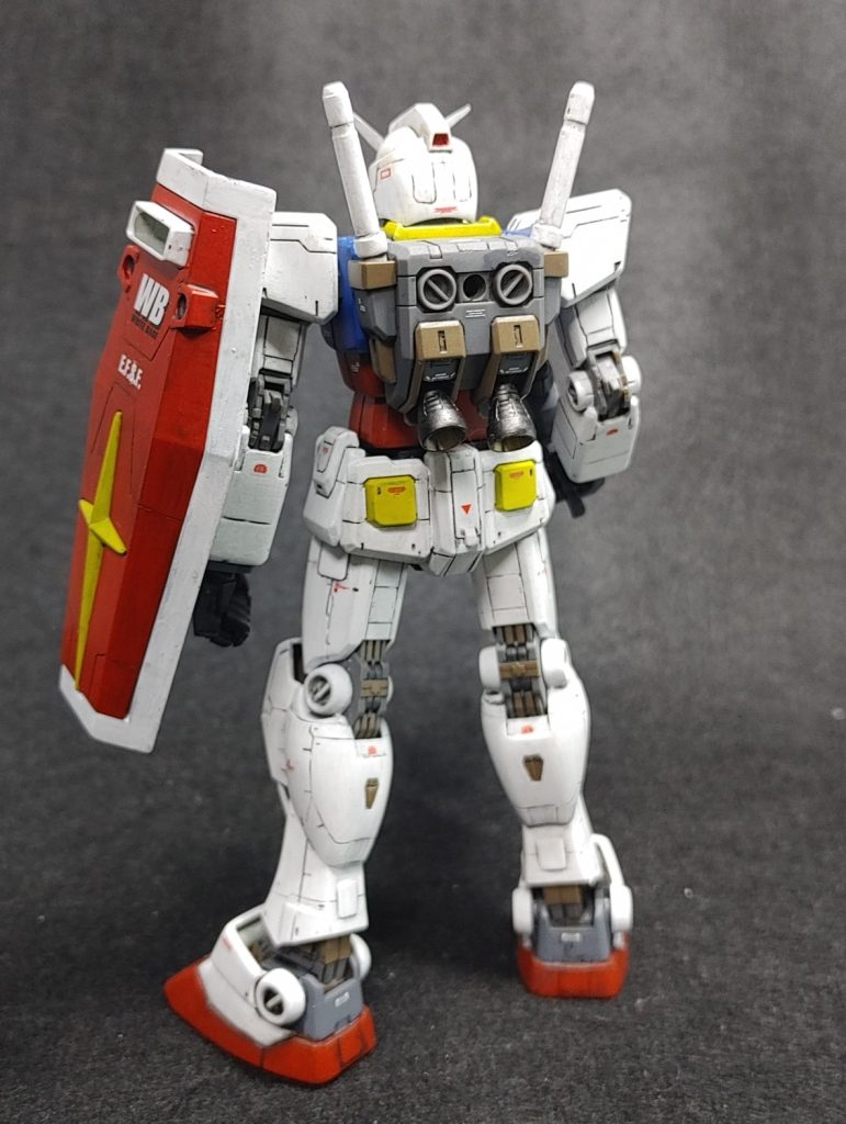 関節は成形色ベースで色を加えました。