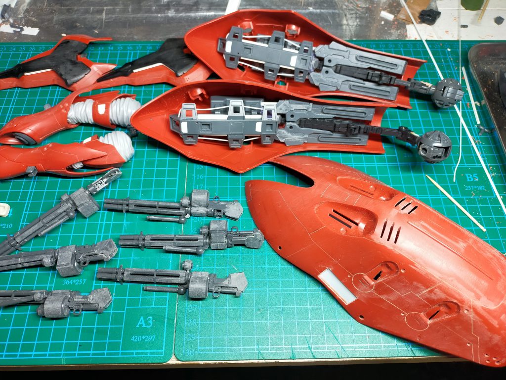 バインダー裏などプラ材で各所にディテールを足しています。