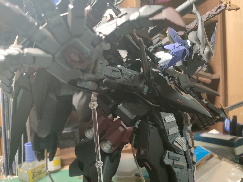 腕を巨大な物へと換装し、首も竜を意識してミキシングで延長しました。