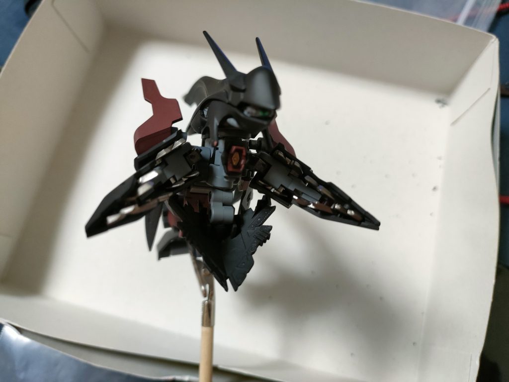 延長した首にシン・ゴジラとシャンブロを参考に下顎を付け、開いた口の中に収束ビーム砲を内蔵しています。 