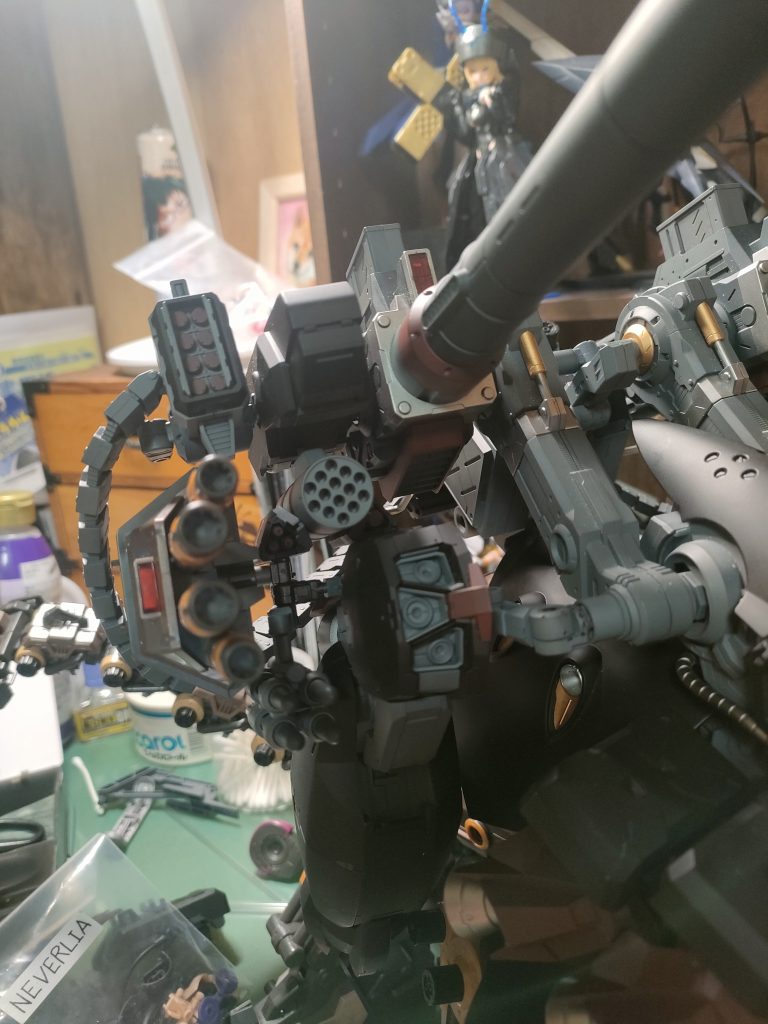 諸々の装備を付けた状態。ここまで大きくなると以前装備していたウィングは蛇足になるので撤去、代わりにゴジュラスのキャノンセットに付いてくる4連装キャノンを追加しつつウイングに懸架していた装備をなるべくコンパクトに纏めて付けています。