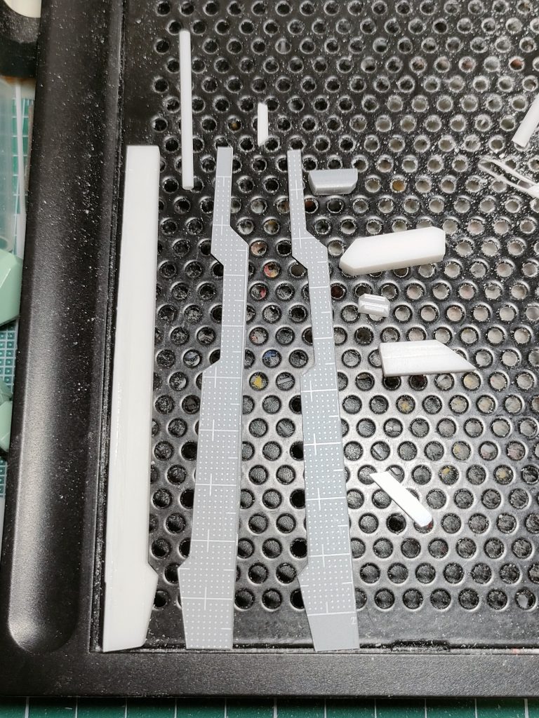 レールガンの殆どはプラ棒を組みあわせたもので作っています。この段階はまだ初期構想段階なので足りていないパーツや変更したパーツが多いです。