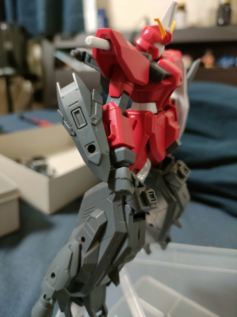 追加したガントレットは可動軸が複数あるアームで手首と接続されており、