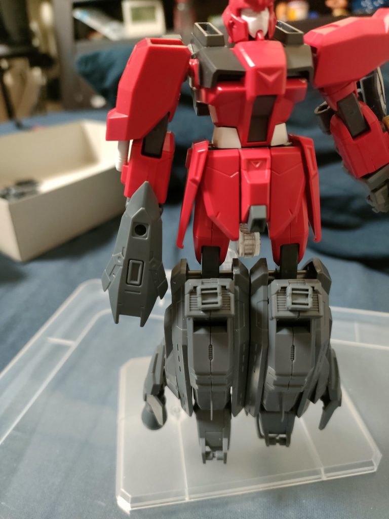 MA形態時に手を外さなくても見栄えが悪くならないように手に覆い被さる様になっています。