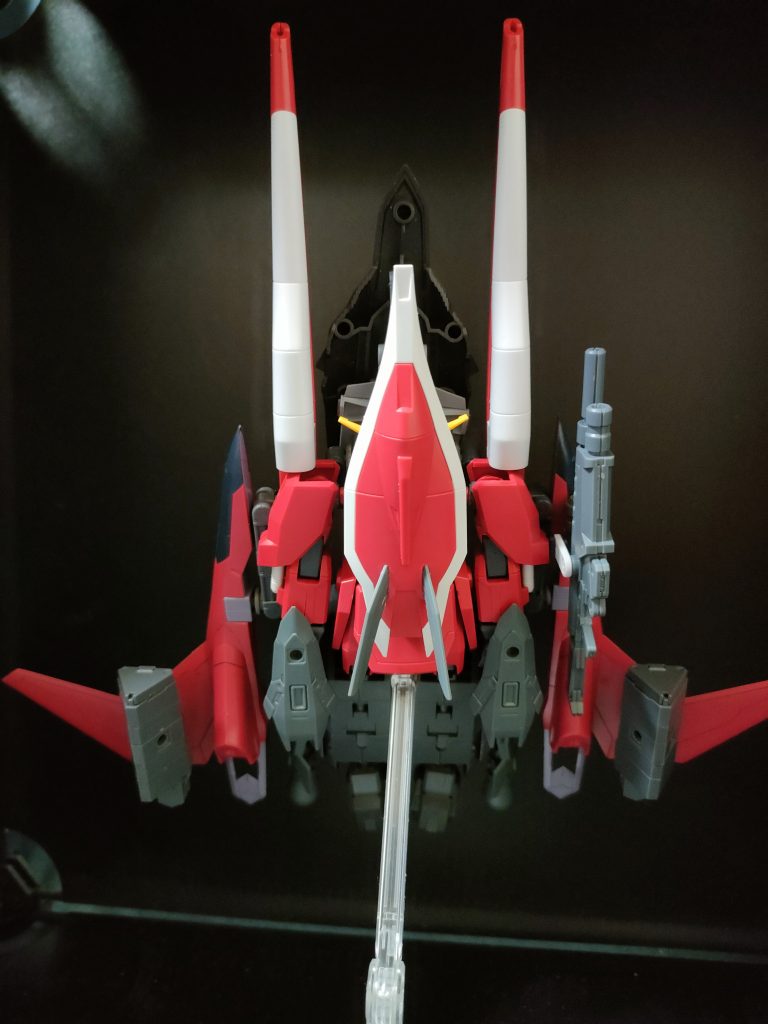 本来であれば手を外さなければ下から覗いた時に手が見えてしまいますが、ガントレットが覆い被さる事で手の露出を防いでいます。