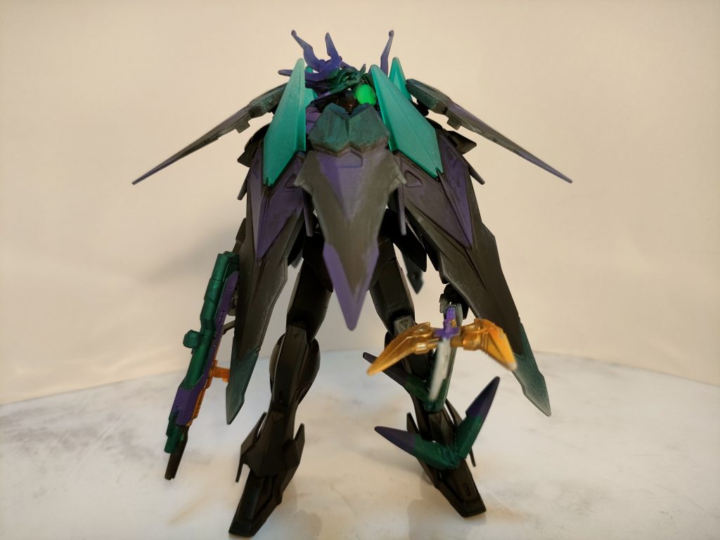 有志の解析の結果、どうやらあの忍パルスガンダムに酷似しているという情報しか得られなかった。外見は真っ黒な上に紫と緑の植物のような蔦状の装飾に「縛られている」といった印象。不気味なモノアイと頭部の蔦も相まって、得体のしれない怖さを醸し出している。