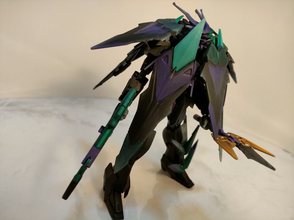 元と思われる忍パルスガンダムの装備とは印象がうって変わり、まるで植物の檻の鎧のようなデザイン。