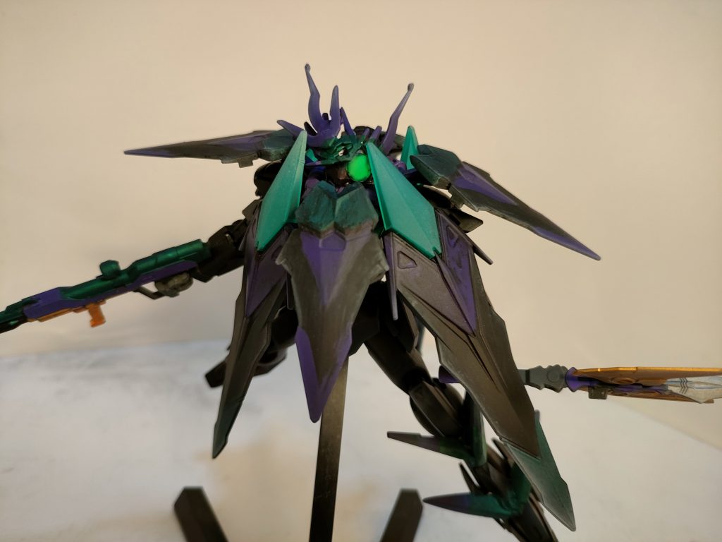 武器は元となったインパルスガンダムと忍パルスガンダムの色違いを使用しており、性能はまったく同じらしく、ぎこちな生物感のある動きにしては、ちゃんと使いこなしているとのこと。