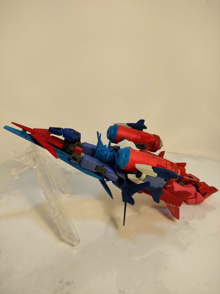 飛行形態と水泳形態どちらとも兼用している航巡形態にも変形可能。分離機能はオミットしている。