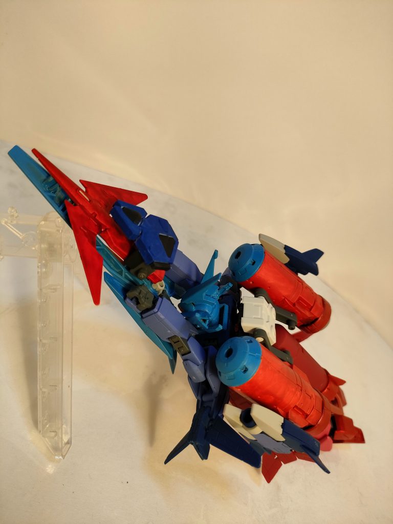 この形態ではもっぱら魚雷とビームによる長距離戦闘、そしてトライデントとシールドの先端を活かした突き刺し攻撃を行う。