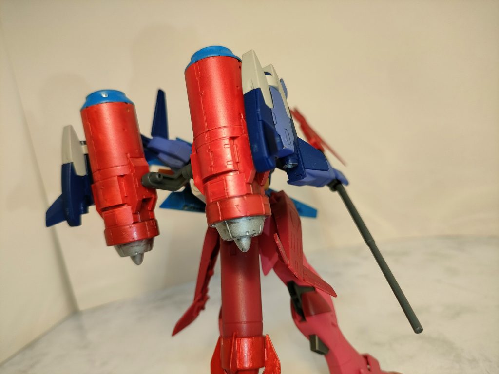 バックパックからは魚雷、左右の小型ビーム砲からの砲撃など、長距離戦闘も熟す。出会うプレイヤーにバトルを仕掛けては勝つことから、地上戦でも相当の強さと実力を持ち、、水中でその真の力を発揮する。