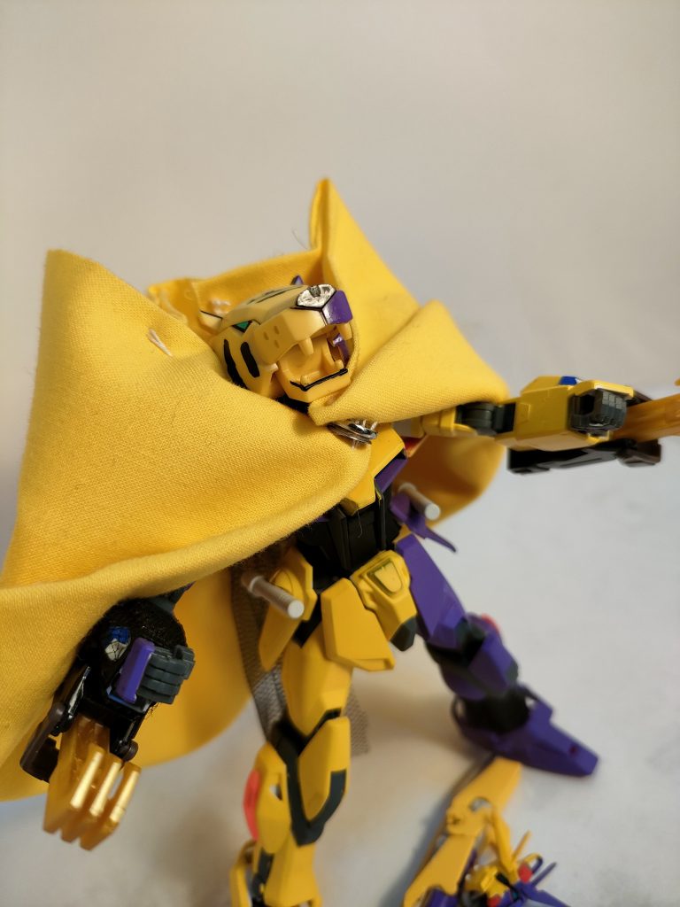 彼の戦い方は肉弾戦でプロレスそのもの!武器は両腕に装備された、ゴールドフレーム天ミナのツムハノタチをそのまま使用。そして腰のビームサーベルは使うことはないただの飾りだ!